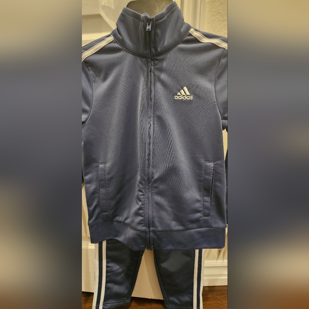 Puma 2-piece  Boy's Track Suit Size 5 NWT